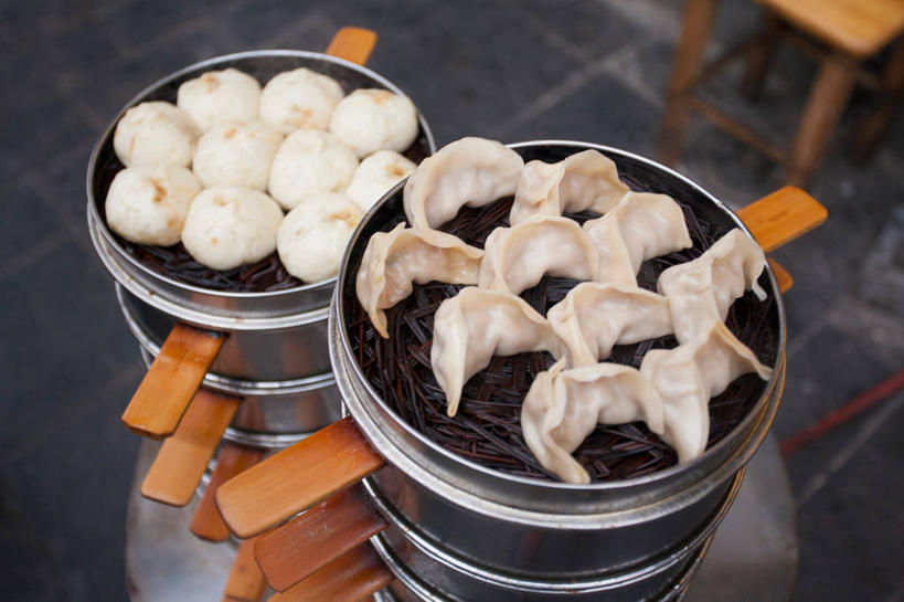 点心,蒸笼,无人,餐厅,横图,俯视,室内,特写,白天,烹饪,厨具,金属制品,北京,中国,亚洲,一堆,一排,许多,阴影,堆叠,堆积,朦胧,模糊,整齐,并列,并排,反射,金属,影子,料理,食品,包子,饺子,面点,首都,很多,小吃,美食,食物,排列,小笼包,中式,堆,队列,笼屉,蒸饺,平行,东亚,烹饪用具,中华人民共和国,北京市,京,北平,华北地区,西城区,烹调用具,烹调,彩图,高角度拍摄,餐馆,饭店,饭馆,大栅栏,大栅栏街