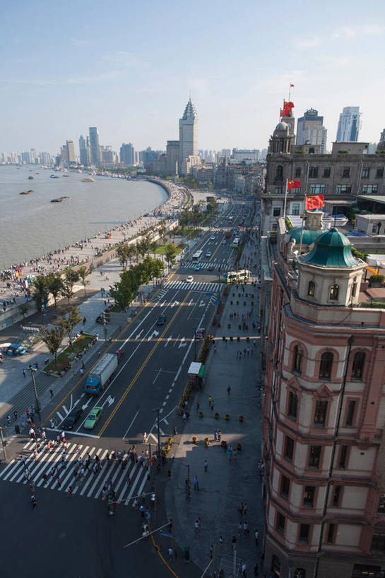 东方人,家,走,竖图,俯视,航拍,室外,白天,旅游,度假,河流,水,标志建筑,道路,地标,建筑,路,人行横道,公路,汽车,书籍,上海,中国,亚洲,一排,许多,行人,游客,游人,阴影,服装,曲折,弯曲,整齐,并列,并排,时间,光线,时钟,影子,房屋,屋子,河水,水流,云,云朵,人行道,钟楼,分界线,停车线,交通,很多,许多人,计时,云彩,休闲装,黄种人,娱乐,建设,黄浦江,楼房,路人,旅客,住宅,车,排列,衣服,蓝色,白云,蓝天,天空,阳光,书本,钟表,交通工具,轿车,天,一群人,享受,休闲,休闲服,表,旅游胜地,放松,服饰,蜿蜒,晴朗,车行道,车行道分界线,申,鸟瞰,队列,载具,标线,人行横道线,平行,黄浦区,东亚,车行线,上海海关大楼,海关大楼,中山东一路,上海市,中华人民共和国,沪,华东地区,塔钟,过客,男人,男性,年轻男性,年轻女性,女人,女性,亚洲人,书,图书,钟,晴空,斑马线,马路,步行,散步,走路,半身,彩图,高角度拍摄,房子,春申江,汇中饭店