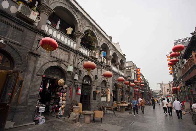 东方人,商店,走,横图,室外,白天,仰视,旅游,度假,建材,窗户,门,标志建筑,道路,地标,建筑,路,照明,北京,中国,亚洲,一排,许多,行人,游客,游人,服装,整齐,并列,并排,材料,灯笼,纸灯笼,砖,砖块,墙,乌云,云,阴天,云朵,小路,交通,首都,很多,许多人,云彩,休闲装,黄种人,娱乐,建设,商铺,路人,旅客,玻璃窗,墙壁,墙面,排列,衣服,红色,灰色,天空,灯具,门框,天,一群人,享受,休闲,休闲服,砖头,旅游胜地,放松,建造,服饰,照亮,昏暗,阴沉,照明设备,队列,平行,东亚,中华人民共和国,北京市,京,北平,华北地区,西城区,市肆,商号,过客,男人,男性,年轻男性,年轻女性,女人,女性,亚洲人,石料,步行,散步,走路,半身,彩图,低角度拍摄,店铺,砌墙砖,大栅栏,大栅栏街