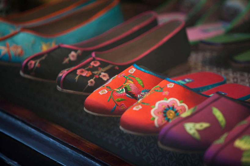 无人,横图,俯视,室外,特写,白天,静物,鞋子,一排,许多,阴影,朦胧,模糊,整齐,并列,并排,反射,影子,很多,排列,队列,平底鞋,平行,彩图,高角度拍摄