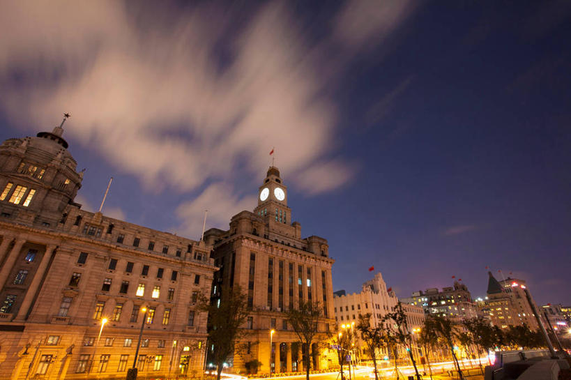 无人,宾馆,家,横图,彩色,室外,夜晚,仰视,旅游,度假,植物,标志建筑,地标,建筑,酒店,霓虹灯,上海,中国,亚洲,阴影,时间,光线,时钟,影子,房屋,屋子,钟楼,灯光,七彩,计时,娱乐,光源,建设,黄浦江,楼房,霓虹,住宅,灯,树,树木,绿色,自然,钟表,外滩,享受,休闲,表,旅游胜地,放松,生长,成长,旅社,申,照明设备,黄浦区,东亚,上海海关大楼,海关大楼,沙逊大厦,中山东一路,上海市,中华人民共和国,沪,华东地区,氖灯,塔钟,钟,彩图,低角度拍摄,房子,客店,客栈,旅店,旅馆,黄埔滩,上海外滩,外黄埔滩,商旅