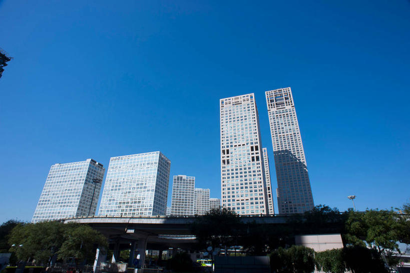 无人,高楼大厦,横图,室外,白天,仰视,旅游,度假,森林,树林,植物,标志建筑,大厦,地标,建筑,摩天大楼,北京,中国,亚洲,阴影,光线,影子,首都,娱乐,建设,树,树木,蓝色,绿色,蓝天,天空,阳光,自然,天,享受,休闲,旅游胜地,放松,生长,晴朗,成长,东亚,万里无云,中华人民共和国,北京市,京,北平,华北地区,晴空,晴空万里,彩图,低角度拍摄,大楼,高层建筑,高楼,摩天楼,北京CBD,北京商务中心区,中国北京大北窑,国贸,中国国际贸易中心,中国国贸