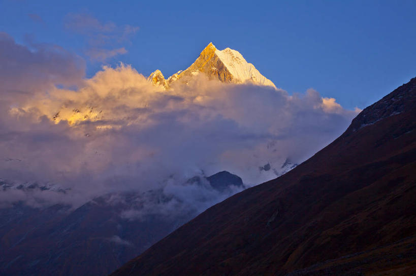 无人,横图,室外,白天,正面,旅游,度假,美景,山,雪,雪山,大雪,尼泊尔,亚洲,阴影,光线,影子,冰,积雪,景观,山峰,雪景,云,云朵,冬季,冬天,山峦,云彩,娱乐,蓝色,白云,蓝天,天空,阳光,自然,天,享受,休闲,景色,放松,寒冷,晴朗,冰冷,自然风光,南亚,安纳普尔纳峰,尼泊尔王国,严寒,冰凉,酷寒,凛冽,凛凛,极冷,库塘峰,晴空,彩图,鱼尾峰