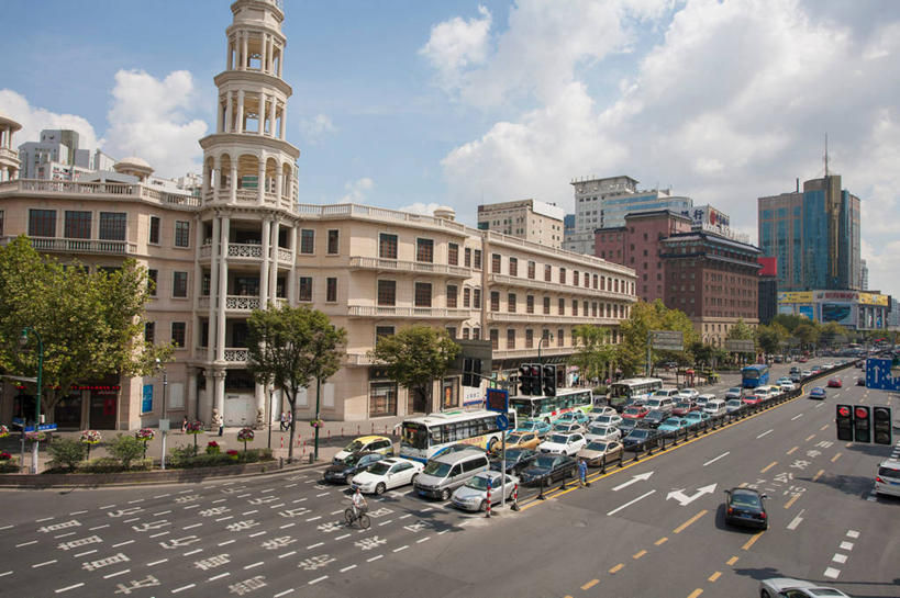 无人,家,高楼大厦,横图,俯视,室外,白天,旅游,度假,植物,标志建筑,大厦,道路,地标,建筑,路,摩天大楼,公路,汽车,上海,中国,亚洲,一排,许多,阴影,整齐,并列,并排,光线,影子,房屋,屋子,云,云朵,分界线,停车线,交通,很多,云彩,娱乐,建设,楼房,住宅,车,树,树木,排列,蓝色,绿色,白云,蓝天,天空,阳光,自然,交通工具,轿车,天,享受,休闲,旅游胜地,放松,生长,晴朗,成长,车行道,车行道分界线,申,队列,载具,标线,平行,黄浦区,东亚,车行线,西藏南路,上海市,延安路,大世界,中华人民共和国,沪,华东地区,晴空,马路,彩图,高角度拍摄,房子,大楼,高层建筑,高楼,摩天楼,大世界游乐场,上海大世界