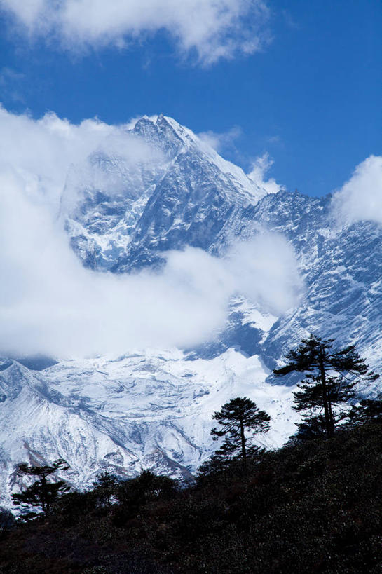 无人,公园,竖图,室外,白天,正面,旅游,度假,美景,森林,山,树林,雪,雪山,植物,大雪,珠峰,尼泊尔,亚洲,阴影,光线,影子,冰,积雪,景观,山峰,雪景,云,云朵,冬季,冬天,山峦,云彩,娱乐,树,树木,蓝色,绿色,白云,蓝天,天空,阳光,自然,天,享受,休闲,景色,放松,寒冷,生长,晴朗,成长,冰冷,国家公园,自然风光,南亚,尼泊尔王国,珠穆朗玛峰,严寒,冰凉,酷寒,凛冽,凛凛,极冷,圣母峰,珠穆朗玛,萨加玛塔国家公园,萨加玛塔峰,专区,晴空,彩图,萨加玛塔专区,索卢坤布县,唐瑟古峰