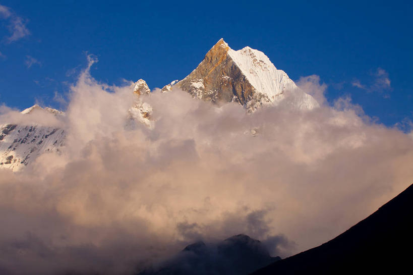 无人,横图,室外,白天,正面,旅游,度假,美景,山,雪,雪山,大雪,尼泊尔,亚洲,阴影,光线,影子,冰,积雪,景观,山峰,雪景,云,云朵,冬季,冬天,山峦,云彩,娱乐,蓝色,白云,蓝天,天空,阳光,自然,天,享受,休闲,景色,放松,寒冷,晴朗,冰冷,自然风光,南亚,安纳普尔纳峰,尼泊尔王国,严寒,冰凉,酷寒,凛冽,凛凛,极冷,库塘峰,晴空,彩图,鱼尾峰