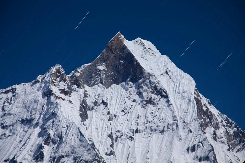 无人,横图,室外,白天,正面,旅游,度假,石头,美景,山,雪,雪山,大雪,尼泊尔,亚洲,阴影,光线,石子,影子,冰,积雪,景观,山峰,悬崖,雪景,冬季,冬天,山峦,娱乐,蓝色,蓝天,天空,阳光,自然,天,享受,休闲,景色,放松,寒冷,晴朗,冰冷,自然风光,南亚,万里无云,安纳普尔纳峰,尼泊尔王国,严寒,冰凉,酷寒,凛冽,凛凛,极冷,绝壁,库塘峰,石块,岩石,晴空,晴空万里,彩图,鱼尾峰