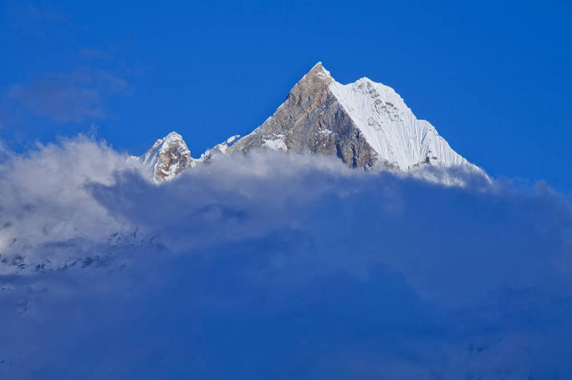 无人,横图,室外,白天,正面,旅游,度假,石头,美景,山,雪,雪山,大雪,尼泊尔,亚洲,阴影,光线,石子,影子,冰,积雪,景观,山峰,悬崖,雪景,冬季,冬天,山峦,娱乐,蓝色,蓝天,天空,阳光,自然,天,享受,休闲,景色,放松,寒冷,晴朗,冰冷,自然风光,南亚,万里无云,安纳普尔纳峰,尼泊尔王国,严寒,冰凉,酷寒,凛冽,凛凛,极冷,绝壁,库塘峰,石块,岩石,晴空,晴空万里,彩图,鱼尾峰