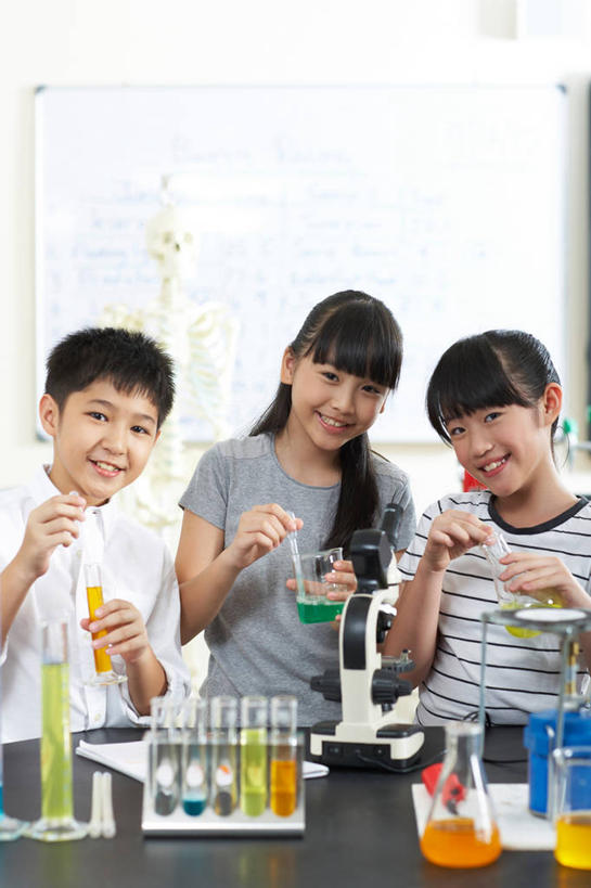 东方人,儿童,三个人,伙伴,朋友,站,坐,笑,微笑,露齿笑,竖图,室内,白天,正面,友谊,纯洁,实验,仪器,桌面,桌子,杯子,亚洲,握,阴影,棉布,服装,检查,朦胧,模糊,研究,透明,反射,分析,科学,化学,测试,量筒,烧瓶,试管,试管架,显微镜,影子,锥形瓶,墙,实验室,研究室,铁丝网,注视,休闲装,黄种人,架子,墙壁,墙面,玻璃制品,一个,小孩,衣服,黑色,灰色,玻璃瓶,瓶子,观察,看,站着,休闲,同学,休闲服,器皿,可爱,清晰,探索,童年,童趣,握着,服饰,放大,单个,观看,仔细,支撑,一台,透镜,察看,凸透镜,聚焦,校友,关注,加热,三脚架,工作台,童真,试验室,烂漫,无邪,玻璃仪器,试验耗材,实验用品,光学,清楚,同窗,学友,三角烧瓶,依氏烧瓶,锥形烧瓶,稳定,巩固,均匀,平均,匀称,石棉网,天真,友情,男孩,男人,男性,女孩,女人,女性,亚洲人,玻璃杯,站立,坐着,半身,彩图,实验台,实验桌,男生,女生,稳固
