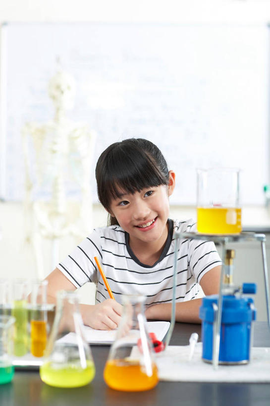东方人,儿童,一个人,坐,笑,微笑,露齿笑,竖图,室内,白天,正面,纯洁,实验,仪器,桌面,桌子,杯子,亚洲,仅一个女性,仅一个人,一本,握,阴影,服装,朦胧,模糊,研究,透明,反射,分析,化学,测试,笔,量筒,烧杯,烧瓶,试管,试管架,影子,锥形瓶,墙,实验室,研究室,办公用品,记事本,注视,休闲装,黄种人,架子,墙壁,墙面,玻璃制品,文具,小孩,衣服,白色,黑色,灰色,白板,本子,笔记本,玻璃瓶,瓶子,学习用品,观察,看,仅一个小孩,休闲,休闲服,器皿,可爱,童年,童趣,握着,服饰,观看,支撑,文具用品,一支,察看,关注,三脚架,记录板,工作台,童真,试验室,烂漫,无邪,记事板,玻璃仪器,试验耗材,实验用品,三角烧瓶,依氏烧瓶,锥形烧瓶,稳定,巩固,天真,女孩,女人,女性,亚洲人,孩子,玻璃杯,坐着,半身,彩图,实验台,实验桌,女生,稳固