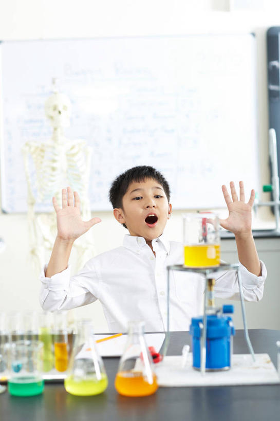 东方人,儿童,骨骼,一个人,竖图,室内,白天,正面,衬衫,纯洁,实验,仪器,桌面,桌子,杯子,玻璃,金属制品,亚洲,仅一个男性,仅一个人,一排,许多,阴影,惊讶,朦胧,模糊,研究,整齐,透明,反射,分析,化学,测试,金属,笔,试管,影子,墙,实验室,研究室,办公用品,记事本,骨头,很多,注视,黄种人,架子,墙壁,墙面,玻璃制品,文具,排列,一个,小孩,黄色,蓝色,绿色,白色,白板,本子,笔记本,玻璃瓶,瓶子,学习用品,观察,看,张嘴,仅一个小孩,器皿,可爱,童年,童趣,单个,观看,惊奇,支撑,文具用品,固定,一支,骨架,察看,队列,关注,记录板,工作台,计量,张大嘴巴,童真,试验室,烂漫,无邪,广口瓶,记事板,玻璃仪器,试验耗材,实验用品,天真,男孩,男人,男性,亚洲人,孩子,玻璃杯,张开嘴,半身,彩图,衬衣,实验台,实验桌,男生