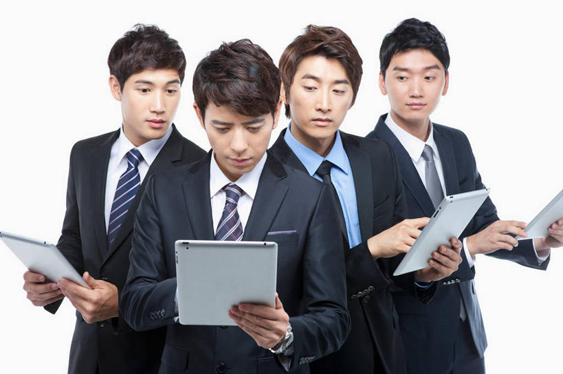 东方人,四个人,同事,商务人士,商务男性,横图,室内,白天,白色背景,正面,衬衫,成功,合作,团队,集体,信心,电脑,笔记本电脑,亚洲,阴影,套装,时间,反射,网络,时钟,手表,影子,领带,计时,黄种人,通讯设备,队伍,钟表,表,摄影,影棚,腕表,无线,领导,象征,庄重,成就,通信设备,商务装,身份,无线网络,合伙,领袖,无线上网,便携式电脑,工薪阶层,平板电脑,正式,地位,四台,手提电脑,男人,男性,年轻男性,亚洲人,白领,上班族,钟,半身,彩图,影棚拍摄,衬衣,拍摄