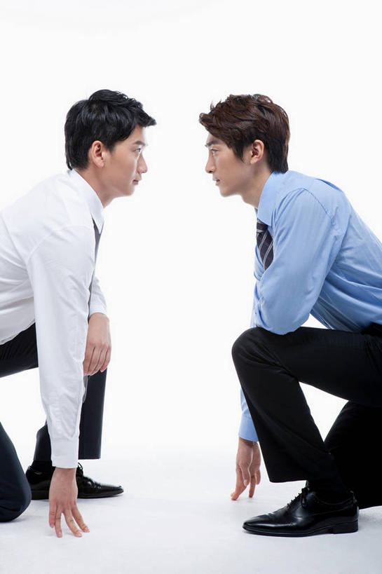 东方人,两个人,同事,商务人士,商务男性,蹲,竖图,室内,白天,白色背景,侧面,鞋,衬衫,成功,合作,团队,集体,信心,鞋子,亚洲,阴影,套装,反射,影子,领带,皮革,注视,黄种人,队伍,相视,观察,看,面对面,搭,摄影,影棚,观看,对视,察看,领导,互视,象征,庄重,成就,搭着,关注,相对,商务装,身份,合伙,领袖,工薪阶层,相看,正式,地位,男人,男性,年轻男性,亚洲人,白领,上班族,蹲着,半身,彩图,影棚拍摄,衬衣,皮鞋,拍摄
