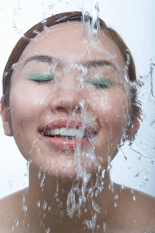 东方人,脸,头,脸颊,脖子,一个人,站,闭眼,笑,微笑,露齿笑,竖图,室内,特写,白天,正面,水,亚洲,仅一个年轻女性,仅一个女性,仅一个人,阴影,飞溅,灰色背景,溅,反射,液体,影子,水滴,黄种人,裸露,肩膀,水珠,站着,摄影,影棚,喷洒,裸,荡涤,洗濯,年轻女性,女人,女性,亚洲人,头部,脖,颈,颈部,脸部,脸蛋,面部,闭眼睛,闭着眼,闭着眼睛,清洗,站立,半身,彩图,影棚拍摄,拍摄