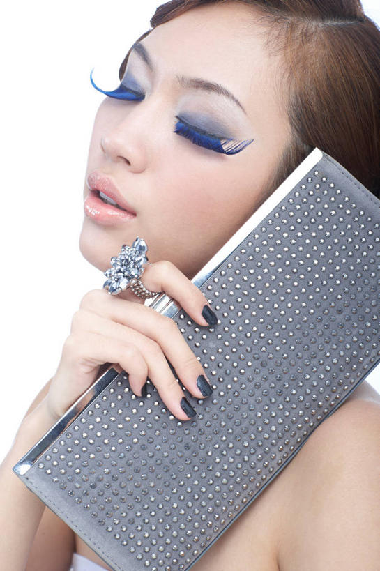 东方人,一个人,站,笑,微笑,露齿笑,竖图,室内,白天,白色背景,正面,晚礼服,项链,亚洲,仅一个年轻女性,仅一个女性,仅一个人,握,阴影,反射,包,影子,注视,黄种人,装饰品,一个,饰品,手链,首饰,观察,看,站着,握着,摄影,手镯,影棚,单个,观看,单肩包,察看,关注,镯子,年轻女性,女人,女性,亚洲人,站立,半身,彩图,影棚拍摄,晚宴服,舞会服,洋服,洋装,夜礼服,拍摄,晚装包