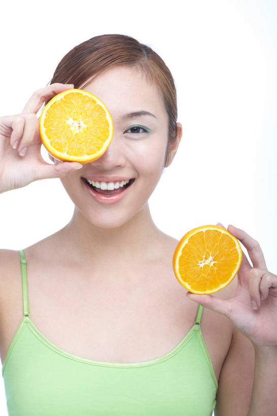 东方人,一个人,站,笑,微笑,露齿笑,竖图,室内,白天,白色背景,正面,水果,吊带,亚洲,仅一个年轻女性,仅一个女性,仅一个人,切开,握,阴影,服装,新鲜,反射,背心,影子,生食,食品,果实,半个,注视,吊带衫,黄种人,食物,衣服,绿色,观察,看,切,站着,一半,握着,遮,遮掩,摄影,服饰,有机食品,绿色食品,影棚,观看,察看,掩盖,遮挡,衣着,甜橙,穿着,关注,剖面,切面,遮盖,掩饰,衣饰,年轻女性,女人,女性,亚洲人,橙子,橙,站立,半身,彩图,影棚拍摄,拍摄,鹄壳,黄橙,黄果,金橙,金环,金球,糖橙