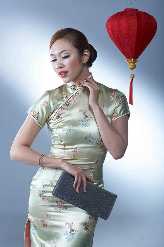 东方人,一个人,站,闭眼,竖图,室内,白天,正面,民族服装,照明,亚洲,仅一个年轻女性,仅一个女性,仅一个人,握,阴影,灰色背景,旗袍,反射,包,灯笼,影子,纸灯笼,扭头,黄种人,文化,一个,红色,灯具,站着,转头,搭,握着,摄影,影棚,单个,单肩包,照亮,照明设备,搭着,中国文化,年轻女性,女人,女性,亚洲人,闭眼睛,闭着眼,闭着眼睛,站立,半身,彩图,影棚拍摄,传统服装,民俗服,拍摄,晚装包,传统文化