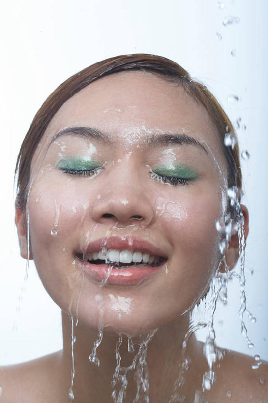 东方人,脸,头,脸颊,脖子,一个人,站,闭眼,笑,微笑,露齿笑,竖图,室内,特写,白天,正面,水,亚洲,仅一个年轻女性,仅一个女性,仅一个人,阴影,飞溅,灰色背景,溅,反射,液体,影子,水滴,黄种人,裸露,肩膀,水珠,站着,摄影,影棚,喷洒,裸,荡涤,洗濯,年轻女性,女人,女性,亚洲人,头部,脖,颈,颈部,脸部,脸蛋,面部,闭眼睛,闭着眼,闭着眼睛,清洗,站立,半身,彩图,影棚拍摄,拍摄