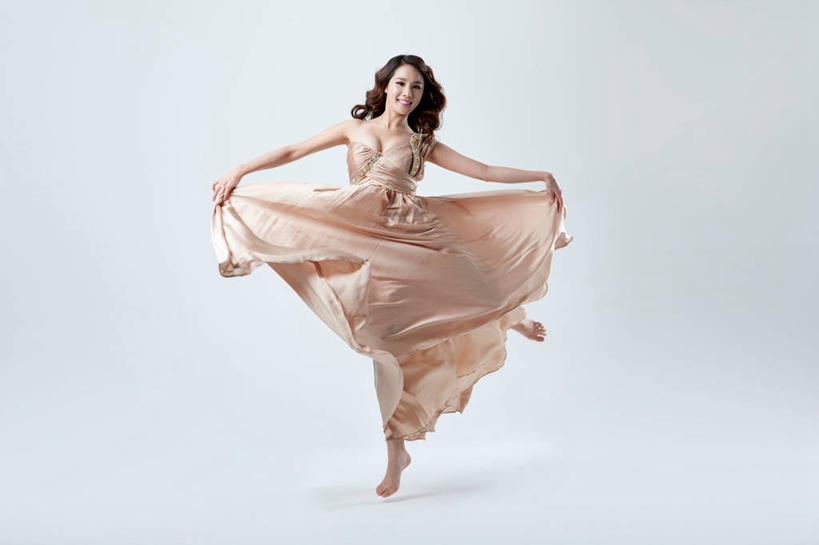 东方人,一个人,跳,伸展双臂,笑,微笑,露齿笑,横图,室内,白天,正面,晚礼服,亚洲,仅一个年轻女性,仅一个女性,仅一个人,握,阴影,灰色背景,反射,影子,半空,注视,黄种人,光脚,观察,看,赤脚,握着,摄影,影棚,观看,察看,关注,年轻女性,女人,女性,亚洲人,敞开双臂,伸开双臂,跳跃,展开双肩,张开手臂,张开双臂,彩图,全身,影棚拍摄,晚宴服,舞会服,洋服,洋装,夜礼服,拍摄