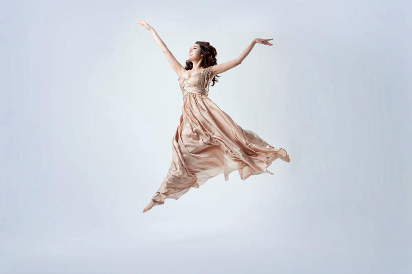 东方人,一个人,跳,伸展双臂,横图,室内,白天,仰视,晚礼服,跳舞,亚洲,仅一个年轻女性,仅一个女性,仅一个人,阴影,灰色背景,反射,影子,半空,扭头,注视,黄种人,光脚,观察,看,转头,赤脚,摄影,影棚,观看,张开双腿,察看,关注,舞姿,展开双腿,年轻女性,女人,女性,亚洲人,敞开双臂,伸开双臂,跳跃,展开双肩,张开手臂,张开双臂,彩图,低角度拍摄,全身,影棚拍摄,晚宴服,舞会服,洋服,洋装,夜礼服,拍摄,舞蹈,伸展双腿