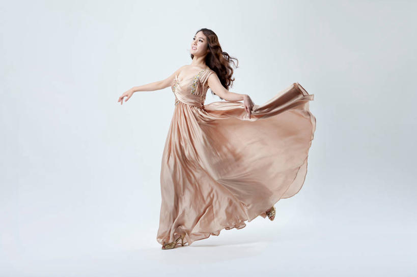 东方人,一个人,跳,伸展双臂,笑,微笑,露齿笑,横图,室内,白天,正面,晚礼服,亚洲,仅一个年轻女性,仅一个女性,仅一个人,握,阴影,灰色背景,反射,影子,注视,黄种人,光脚,观察,看,赤脚,握着,摄影,影棚,观看,察看,关注,年轻女性,女人,女性,亚洲人,敞开双臂,伸开双臂,跳跃,展开双肩,张开手臂,张开双臂,彩图,全身,影棚拍摄,晚宴服,舞会服,洋服,洋装,夜礼服,拍摄