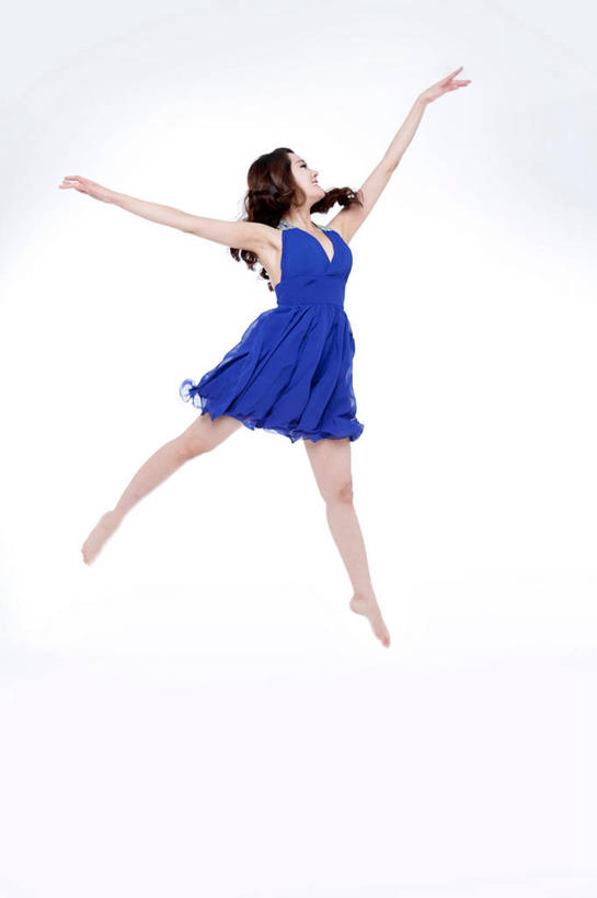 东方人,一个人,跳,伸展双臂,笑,微笑,露齿笑,竖图,室内,白天,白色背景,仰视,晚礼服,跳舞,亚洲,仅一个年轻女性,仅一个女性,仅一个人,阴影,反射,影子,半空,注视,黄种人,光脚,蓝色,观察,看,赤脚,摄影,影棚,观看,张开双腿,察看,关注,舞姿,展开双腿,年轻女性,女人,女性,亚洲人,敞开双臂,伸开双臂,跳跃,展开双肩,张开手臂,张开双臂,彩图,低角度拍摄,全身,影棚拍摄,晚宴服,舞会服,洋服,洋装,夜礼服,拍摄,舞蹈,伸展双腿