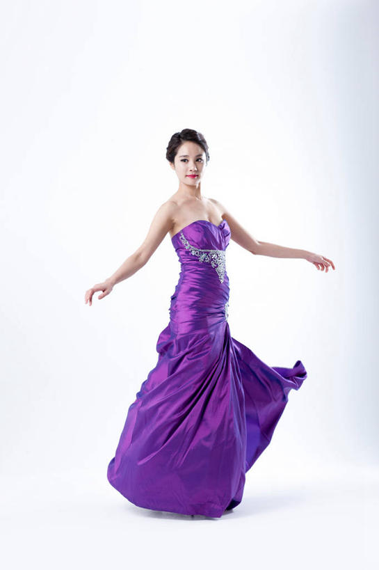 东方人,一个人,站,伸展双臂,笑,微笑,露齿笑,竖图,室内,白天,白色背景,正面,晚礼服,亚洲,仅一个年轻女性,仅一个女性,仅一个人,阴影,反射,影子,注视,黄种人,紫色,观察,看,站着,摄影,影棚,观看,察看,关注,年轻女性,女人,女性,亚洲人,敞开双臂,伸开双臂,展开双肩,站立,张开手臂,张开双臂,彩图,全身,影棚拍摄,晚宴服,舞会服,洋服,洋装,夜礼服,拍摄