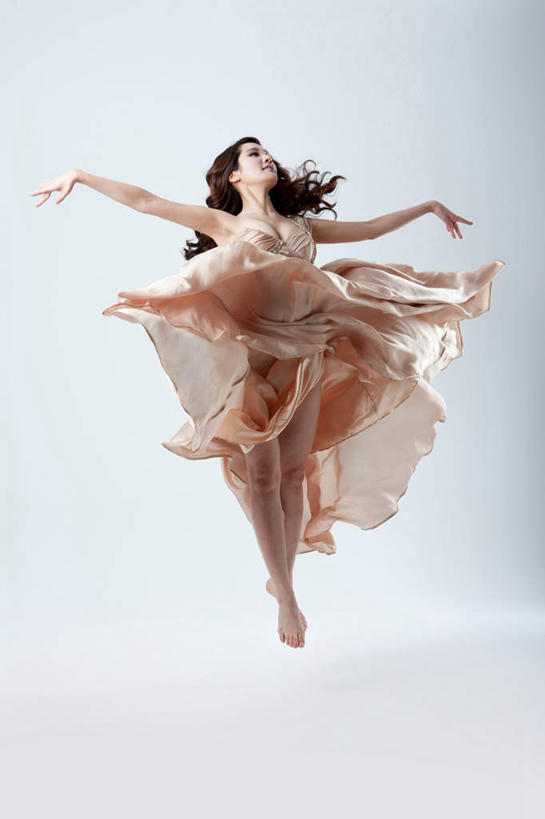 东方人,一个人,跳,伸展双臂,笑,微笑,露齿笑,竖图,室内,白天,仰视,晚礼服,亚洲,仅一个年轻女性,仅一个女性,仅一个人,阴影,灰色背景,反射,影子,半空,扭头,注视,黄种人,光脚,观察,看,转头,赤脚,摄影,影棚,观看,察看,关注,年轻女性,女人,女性,亚洲人,敞开双臂,伸开双臂,抬头,跳跃,仰头,展开双肩,张开手臂,张开双臂,彩图,低角度拍摄,全身,影棚拍摄,晚宴服,舞会服,洋服,洋装,夜礼服,拍摄