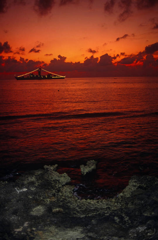 无人,竖图,室外,旅游,度假,海洋,日落,水,船,停靠,岛,海岸线,黄昏,邮轮,橙色,摄影,宁静,热带气候,西印度群岛,停泊,剪影,海景,维京群岛,安的列斯群岛,安圭拉岛,海滩,彩图,旅行