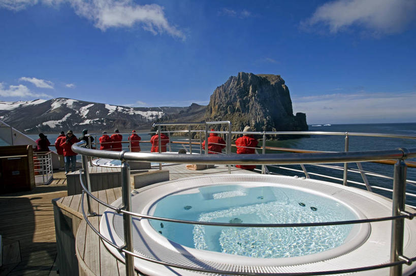 横图,室外,旅游,度假,探险,南极,冰山,船,客轮,行人,游客,游人,漩涡,方向,路人,旅客,摄影,客船,南极洲,过客,冒险,彩图,半岛,南极湾