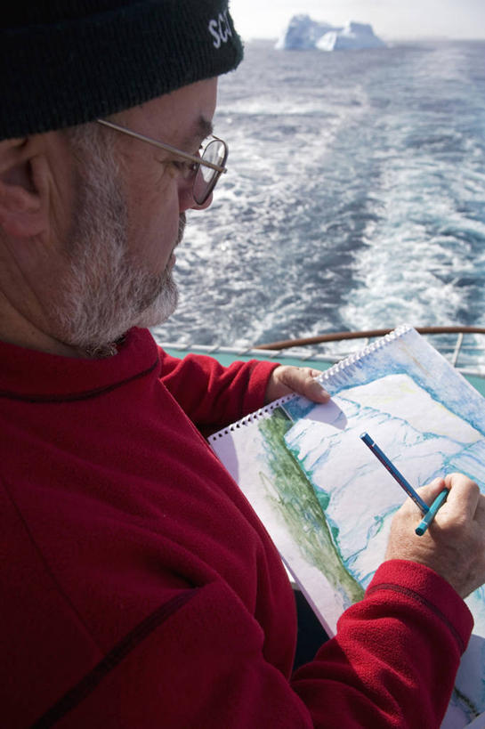 一个人,竖图,室外,探险,冰山,海洋,山,水,船,帽子,日光,垒,艺术,眼镜,冰,地形,艺术品,海湾,红色,铅笔,艺术家,摄影,气象,气候,客船,南极洲,冰河,海峡,南极半岛,美术工艺,海滩,彩图,旅行,西南极洲,半岛,南冰洋,南极湾,海上运输