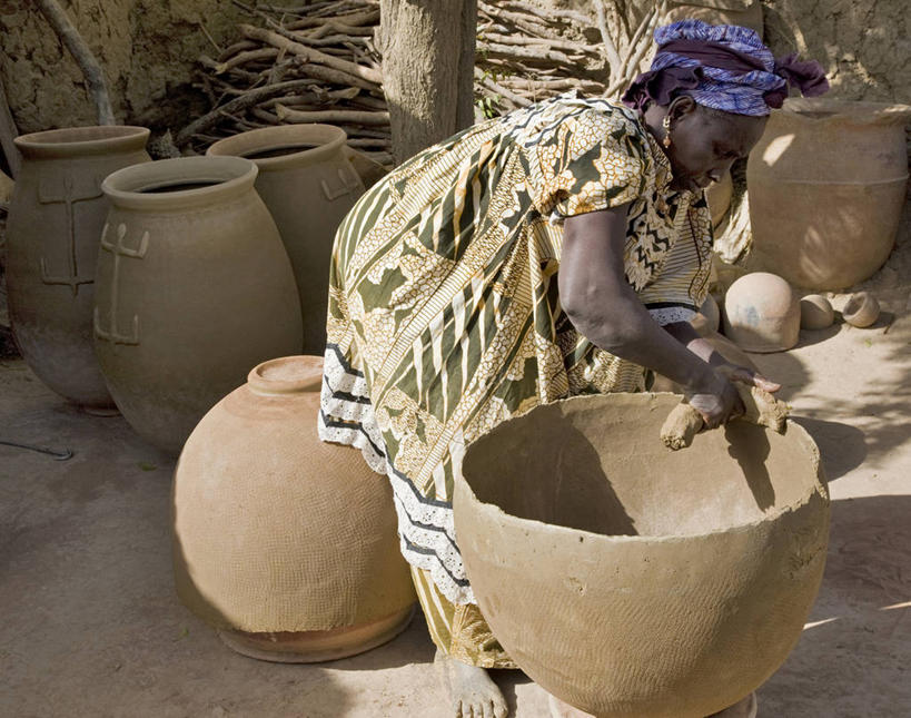 成年人,血管,一个人,横图,非洲,马里,仅一个女性,工作,锅,衣服,社区,陶器,摄影,粘土,手艺,陶工,工匠,西非,技能,美术工艺,女人,彩图,传统文化
