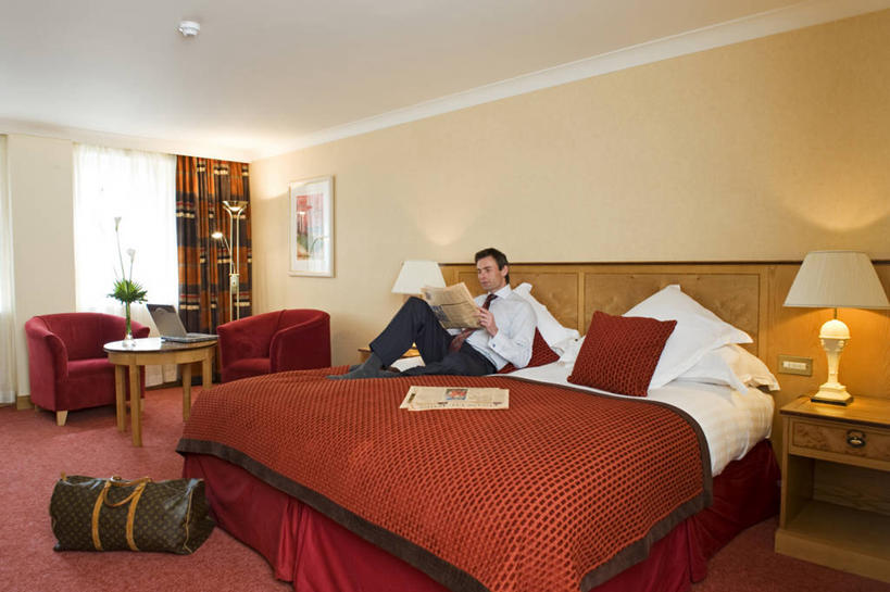 成年人,一个人,横图,室内,度假,商务,卧室,酒店,报纸,手提箱,英国,北爱尔兰,仅一个男性,包,双人床,首都,英格兰,灯,红色,床头柜,枕头,读书,摄影,软垫,贝尔法斯特,男人,彩图