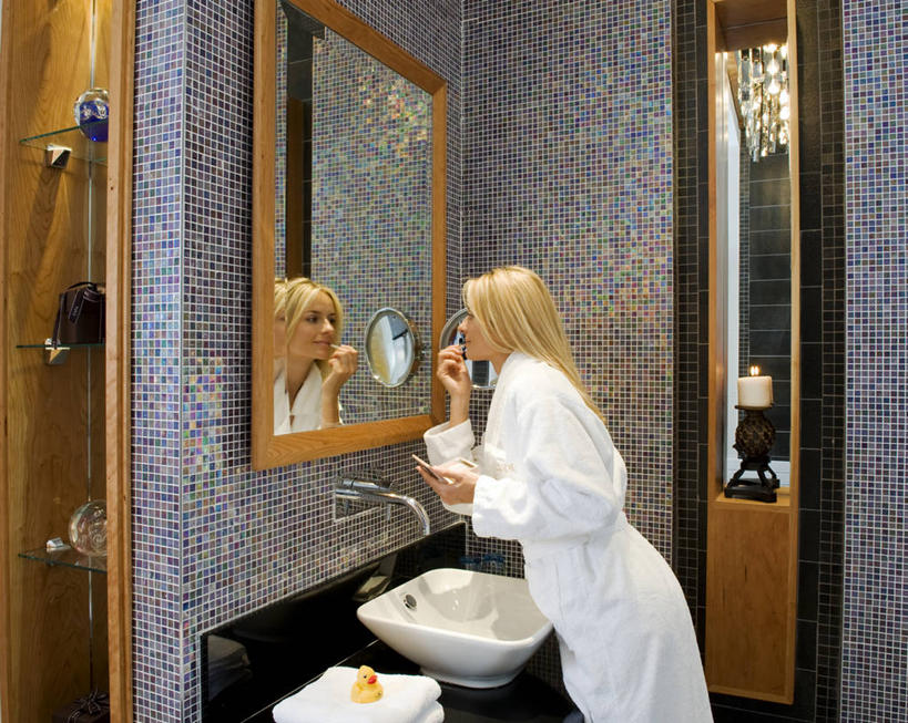 一个人,横图,室内,度假,镜子,浴室,英国,北爱尔兰,瓷砖,首都,英格兰,彩妆,摄影,贝尔法斯特,彩图,浴衣