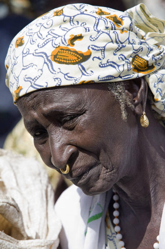 婴儿,儿童,成年人,竖图,彩色,项链,珠宝,非洲,马里,头巾,头饰,市场,衣服,发饰,社区,摄影,五颜六色,色彩斑斓,运送,五彩缤纷,五彩斑斓,耳饰,西非,五光十色,女人,彩图,传统文化,富拉尼族