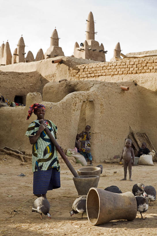 儿童,成年人,一个人,家庭,微笑,竖图,室外,时尚,快乐,建筑,非洲,马里,苏丹,木制,庭院,乡村,温暖,温馨,一家人,家畜,摄影,宗教,巨大,庞大,和睦,研磨,伊斯兰教,宗教建筑,清真寺,研磨器,珍珠鸡,西非,宏大,硕大,伟大,稷,女人,彩图,融洽