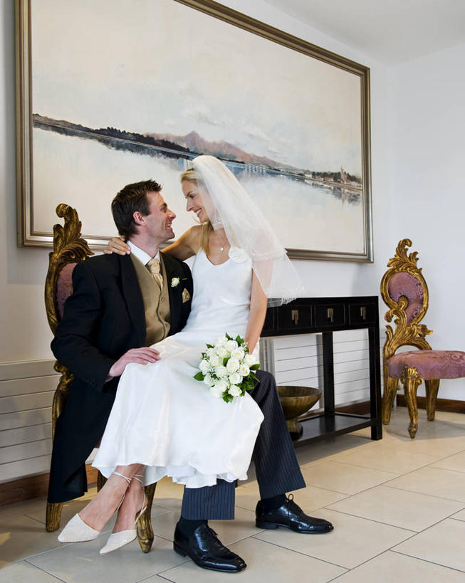 成年人,两个人,丈夫,妻子,新娘,新郎,微笑,竖图,婚纱,婚礼,幸福,英国,北爱尔兰,正装,浪漫,英格兰,花,花束,摄影,婚姻,异性恋,男人,男性,女人,女性,彩图,爱,唐区,伴侣