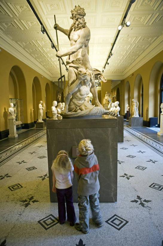 儿童,颅骨,家庭,博物馆,竖图,旅游,英国,欧洲,伦敦,行人,游客,游人,化石,尾巴,人头骨,首都,教育,历史,英格兰,路人,旅客,童年,人体,摄影,恐龙,考古学,知识,西欧,大不列颠,英国自然历史博物馆,大不列颠及北爱尔兰联合王国,大不列颠及爱尔兰联合王国,雾都,过客,肯辛顿.切尔西区,女孩,彩图,大不列颠王国,大英帝国,联合王国,日不落帝国