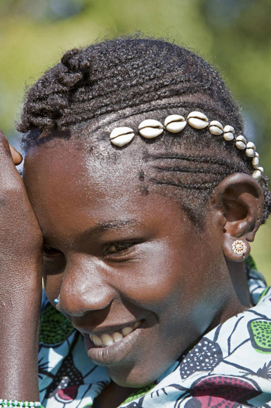 儿童,一个人,微笑,竖图,彩色,室外,纯洁,珠宝,非洲,马里,仅一个女性,仅一个人,小孩,衣服,社区,仅一个小孩,可爱,童年,童趣,摄影,手镯,五颜六色,麻花辫,色彩斑斓,鼻钉,五彩缤纷,童真,烂漫,无邪,五彩斑斓,耳饰,西非,尼日尔河,五光十色,紫贝,害羞,天真,女孩,女人,女性,孩子,彩图,女生,传统文化,美人