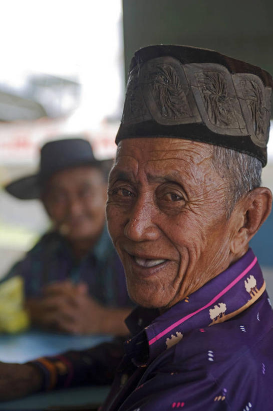 成年人,老年人,两个人,竖图,帽子,马来西亚,亚洲,饮料,衣服,摄影,东南亚,婆罗洲,加里曼丹岛,婆罗洲岛,哥打基纳巴卢,马来西亚联邦,沙巴州,老年男性,男人,彩图,咖啡馆,传统文化,马来文化