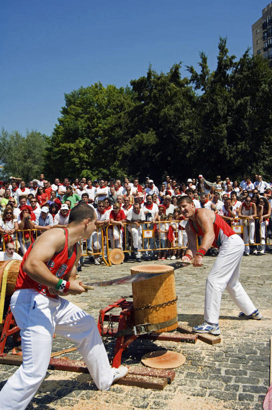 成年人,健壮,跑,竖图,竞争,西班牙,欧洲,庆祝,力量,摄影,锯子,锯,典礼,群众,纳瓦拉,潘普洛纳,男人,彩图,传统服装,圣佛明节,传统文化,奔牛节