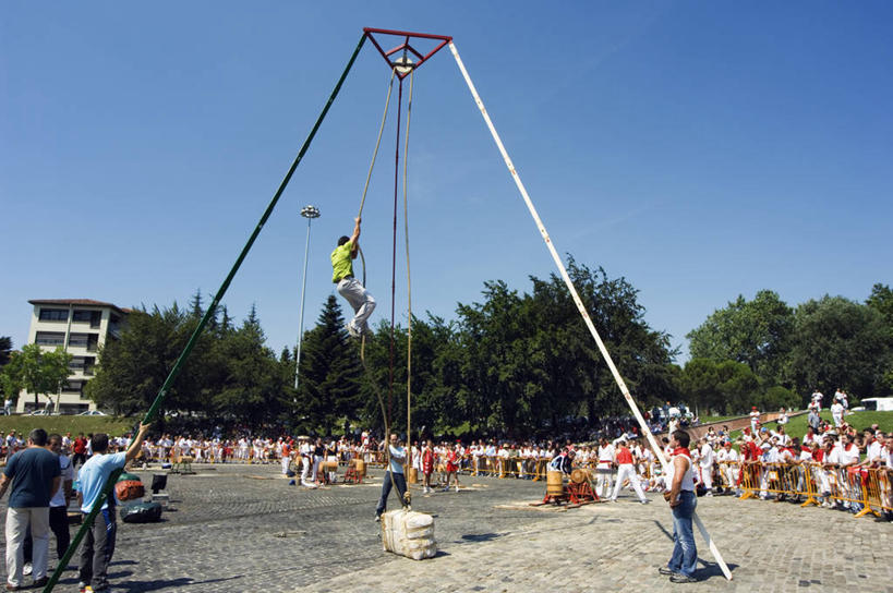 成年人,健壮,跑,攀登,横图,室外,竞争,西班牙,欧洲,庆祝,力量,摄影,典礼,群众,纳瓦拉,潘普洛纳,男人,彩图,传统服装,圣佛明节,传统文化,奔牛节