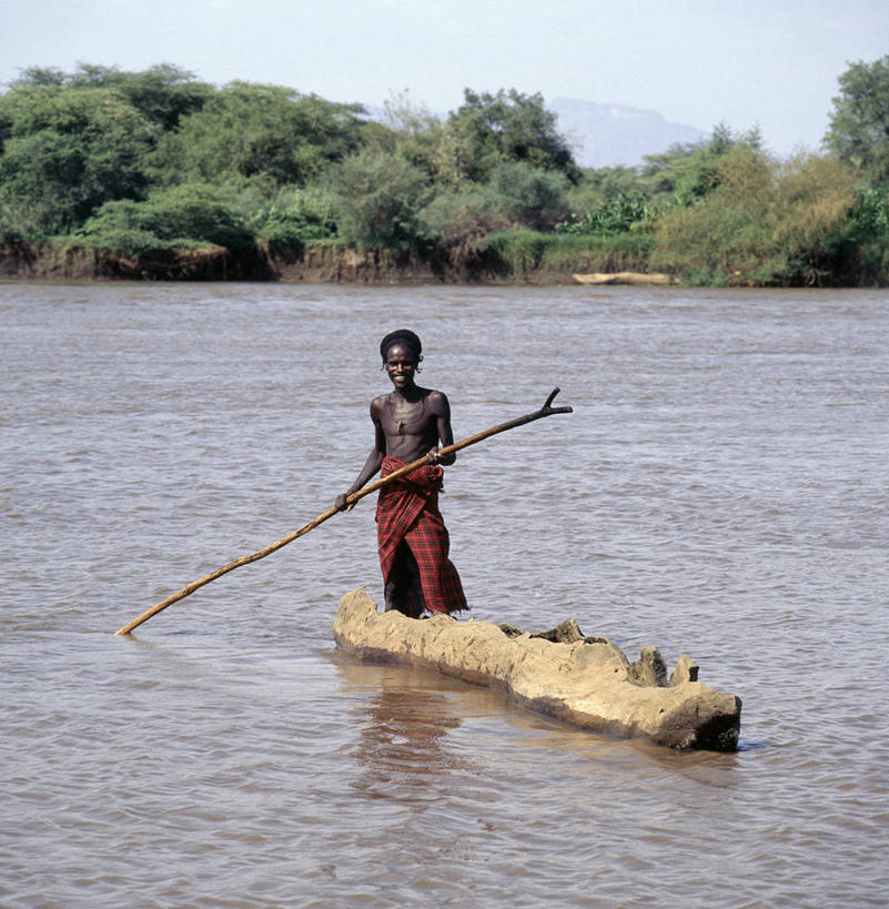 划船,成年人,一个人,竖图,河流,水,船,纺织品,非洲,埃塞俄比亚,仅一个男性,包裹,红色,运输,摄影,独木舟,手艺,非洲文化,荡舟,美术工艺,男人,非洲人,彩图,传统服装,传统文化