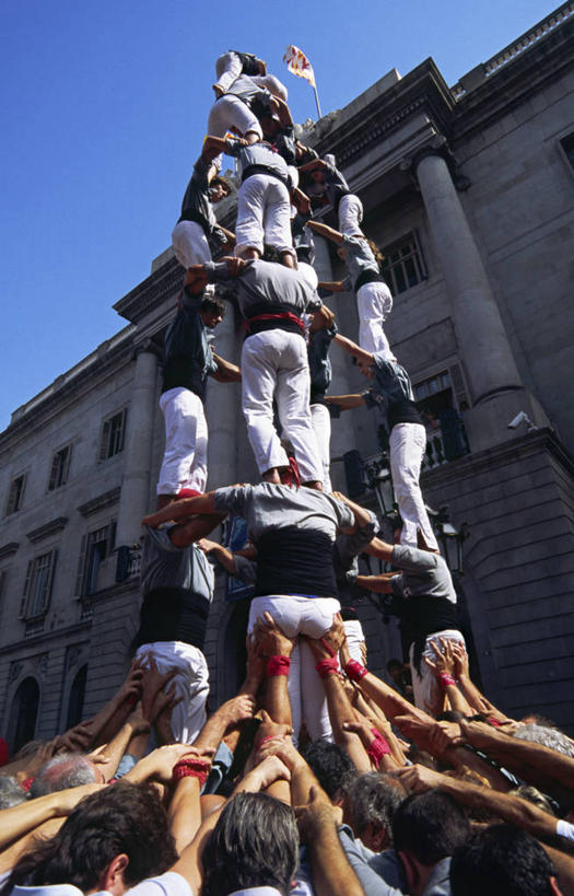 手,人群,同事,叠罗汉,攀登,竖图,室外,成功,运动,合作,团队,集体,信心,竞争,城市,西班牙,巴塞罗那,狂欢节,表演,庆祝,城堡,塔,竞技运动,表演者,队伍,衣服,车队,力量,平衡,人体,摄影,支撑,专心,领导,成就,事件,加泰隆尼亚,肖像,合伙,领袖,四肢,危险,手臂,彩图,传统服装,旅行,传统文化