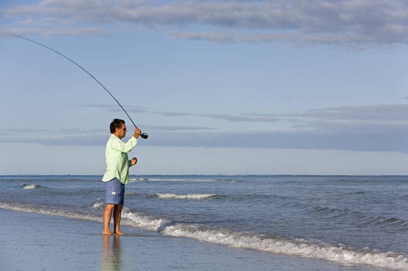 成年人,一个人,横图,室外,运动,澳大利亚,仅一个男性,沙子,地形,历史,蓝色,天空,摄影,国家公园,清单,昆士兰州,弗雷泽岛,男人,钓竿,渔线轮,海滩,休闲活动,彩图,钓鱼,旅行