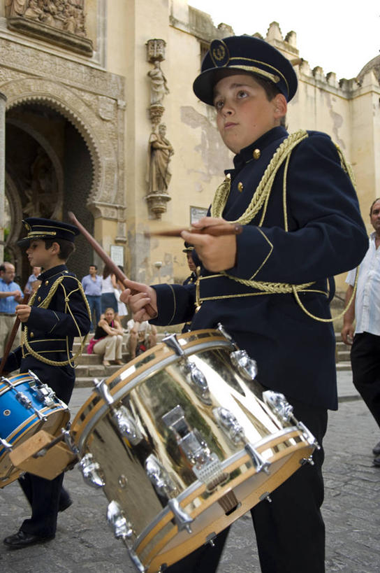 兄弟,竖图,西班牙,欧洲,节日,庆祝,装饰,十字架,文化,车,交通工具,祈祷,健康,许愿,摄影,宗教,彩车,信仰,纪念,华丽,修饰,祈求,点缀,基督教,天主教,载具,游行,安达路西亚,塞维尔,衬托,美观,雅致,雅观,平安,男性,彩图,大教堂