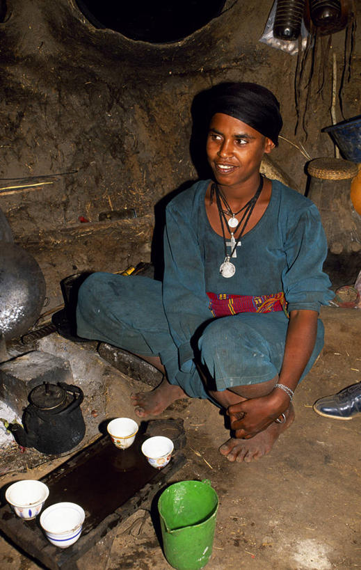 成年人,一个人,竖图,非洲,埃塞俄比亚,仅一个女性,喝,饮料,社区,摄影,女人,彩图,传统服装,小屋,传统文化