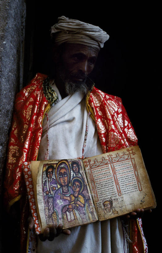 一个人,教堂,竖图,非洲,埃塞俄比亚,圣经,摄影,宗教,基督教,修道院,经文,阿非利加洲,埃塞俄比亚联邦民主共和国,灵性,东正教,拉利贝拉,阿姆哈拉州,书,神父,彩图