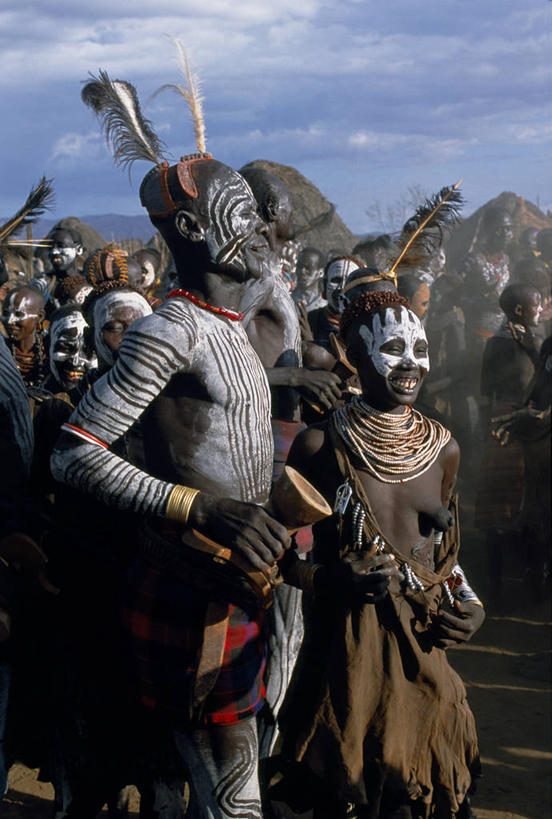 成年人,鼓掌,竖图,室外,非洲,埃塞俄比亚,装饰,摄影,支撑,男人,女人,发型,彩图,舞蹈,传统文化