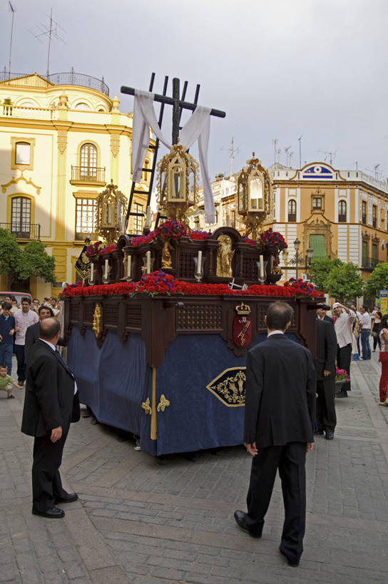 兄弟,竖图,西班牙,欧洲,节日,庆祝,装饰,十字架,文化,车,花,交通工具,祈祷,健康,许愿,摄影,宗教,彩车,信仰,纪念,华丽,修饰,祈求,点缀,基督教,天主教,载具,游行,安达路西亚,塞维尔,衬托,美观,雅致,雅观,平安,男性,彩图,大教堂